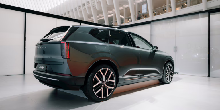 沃尔沃EX60美国售价公布:起价58,400美元,续航可达400英里 7 Volvo reveals EX60 prices start at under $60,000 with over 300 miles of range