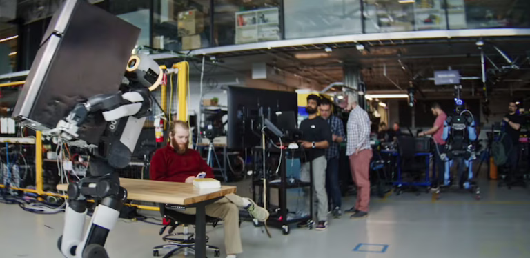 Boston Dynamics展示Atlas人形机器人重型搬运能力,AI驱动全身控制实现高效作业 2 Boston Dynamics trains Atlas humanoid robot to pick up and place washing machine