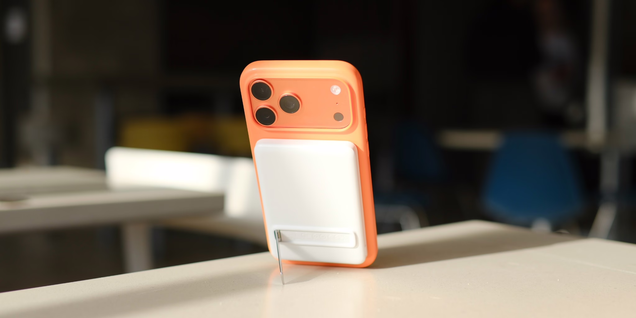 内置支架设计——Belkin BoostCharge Slim 5000mAh MagSafe电池背夹上手体验 - 5000mAh, Belkin, BoostCharge Slim, MagSafe电池, Qi2无线充电