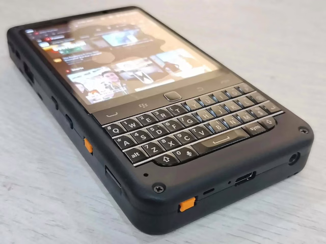 piBrick Pocket-CM5: Raspberry Pi handheld with keyboard and AMOLED unveiled
