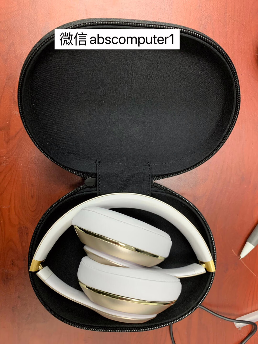 Lamine Yamal 在 Instagram 上展示的 Beats 新款头戴式耳机