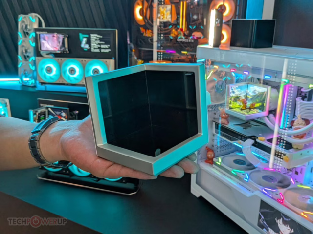 三屏泵头、游戏机造型:TCOMAS在Computex 2026展示多款创意AIO水冷 1 TCOMAS at Computex 2026: An AIO Shaped Like a Game Console