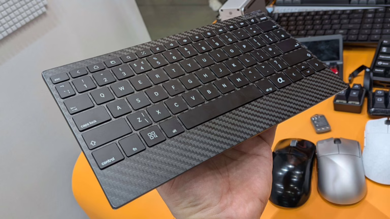Keychron碳纤维概念键盘与超薄磁轴原型机Computex 2026现场体验 3 Keychron's carbon fiber concept is the skinniest keyboard I've ever typed on