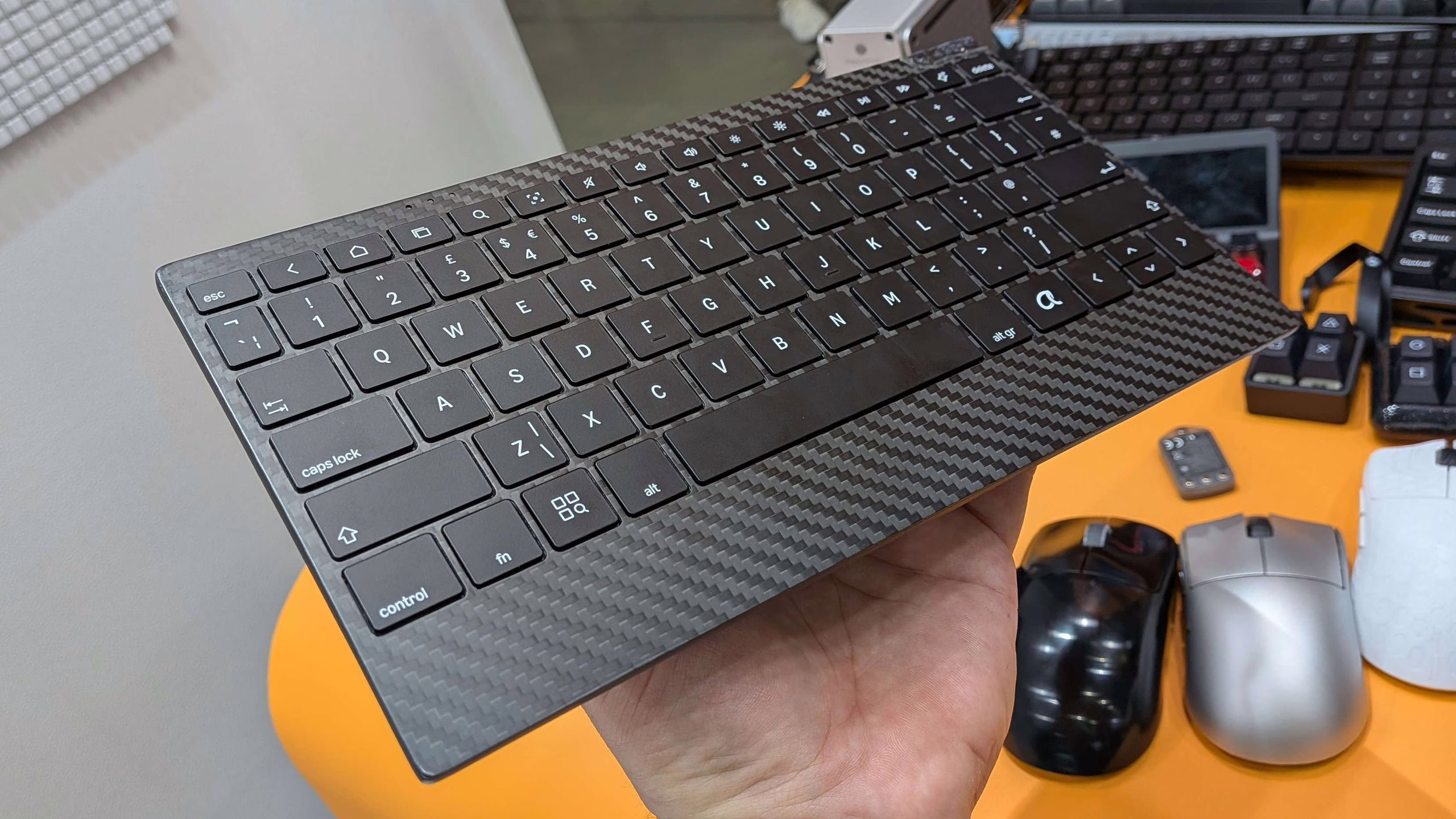 Keychron碳纤维概念键盘与超薄磁轴原型机Computex 2026现场体验 1 Keychron碳纤维概念键盘展示