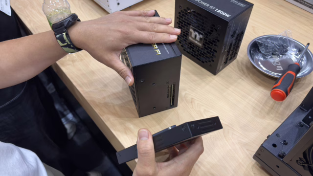 Thermaltake Dockpower 系列电源发布:分体式模块设计简化安装与升级 1 Thermaltake has built a PSU that splits in two… on purpose