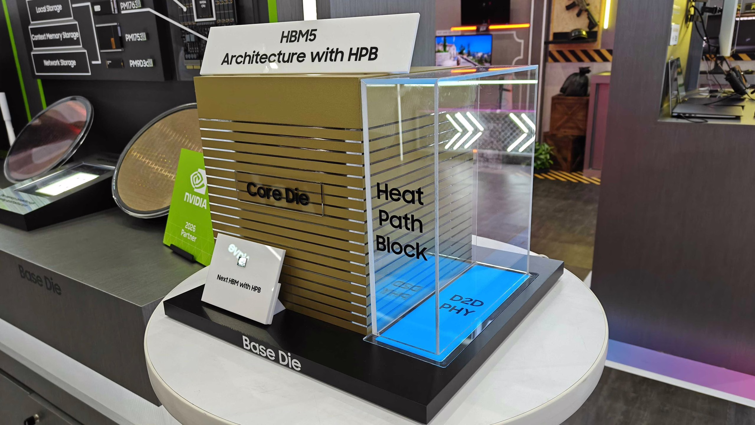 三星在Computex 2026展台展示HBM5架构模型与HPB热管理技术结构