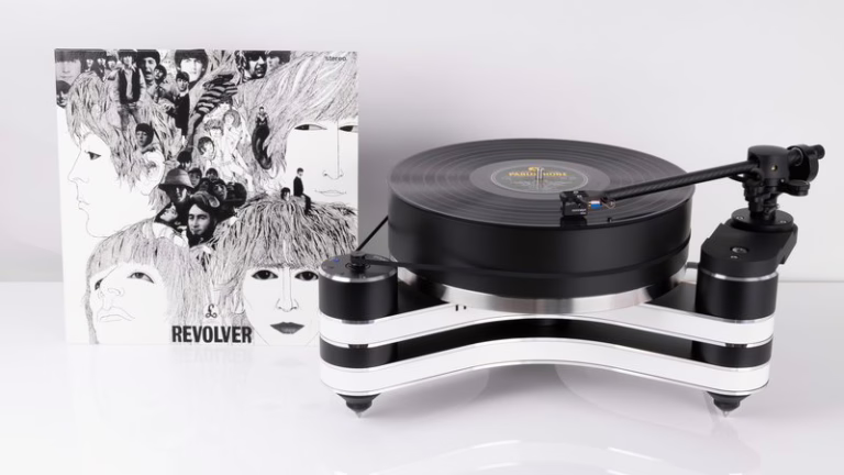 Clearaudio 高调亮相 High End Vienna 2026：Beatles 与 Rammstein 主题黑胶唱盘领衔，工程底蕴仍是核心 - HIGH END Vienna 2026, Innuos, NAZARÉ系列, Next-Gen FLOW, Next-Gen NET, 数字音源优化, 时钟重整器, 音频网络交换器