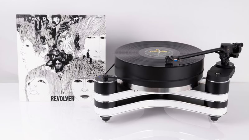 Clearaudio 在 High End Vienna 2026 上展出的多款新产品，包括 Beatles 特别版唱盘与 Rammstein 限量型号