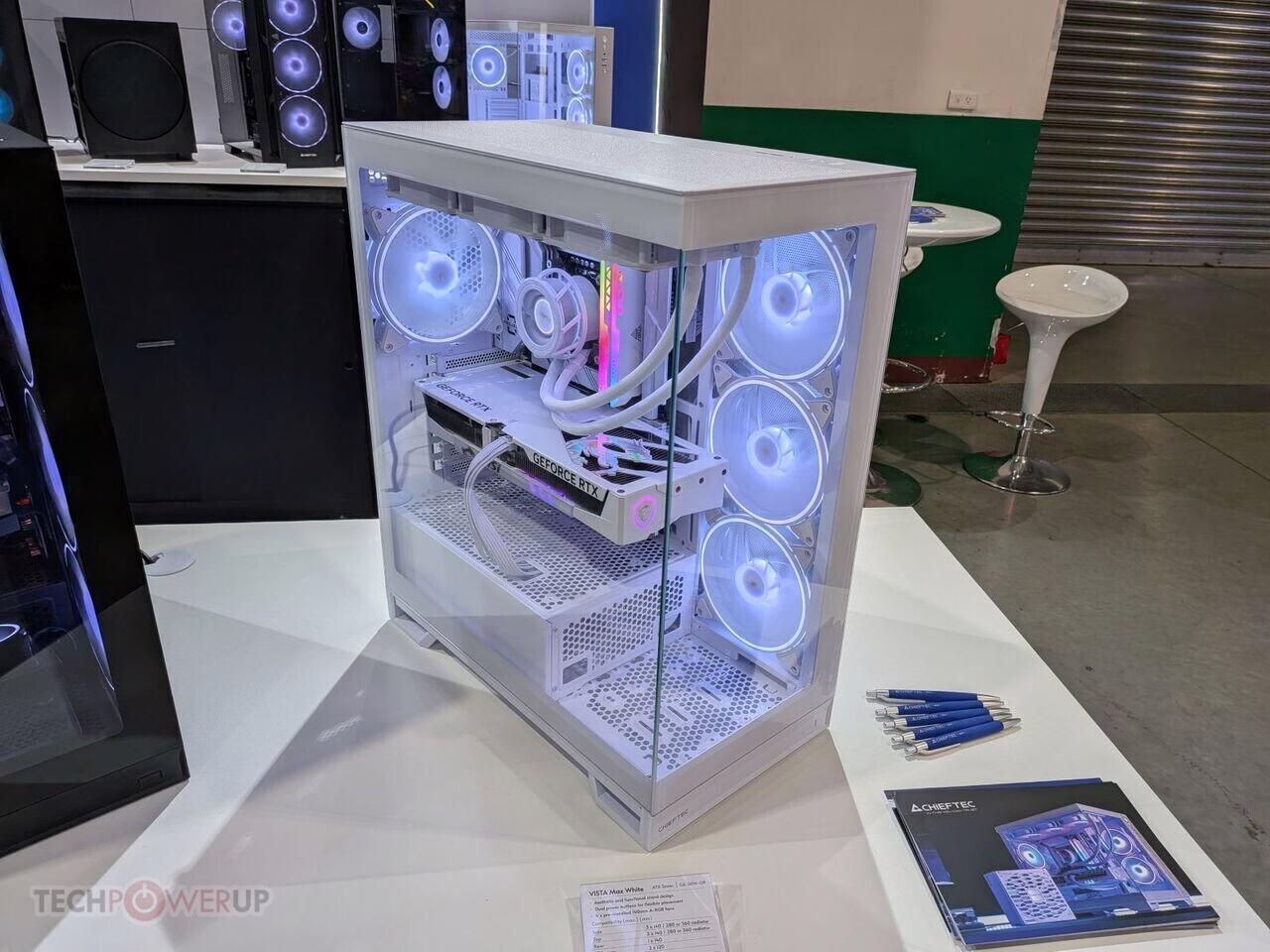Chieftec 在 Computex 2026 上的展台，展示了多款机箱和散热器
