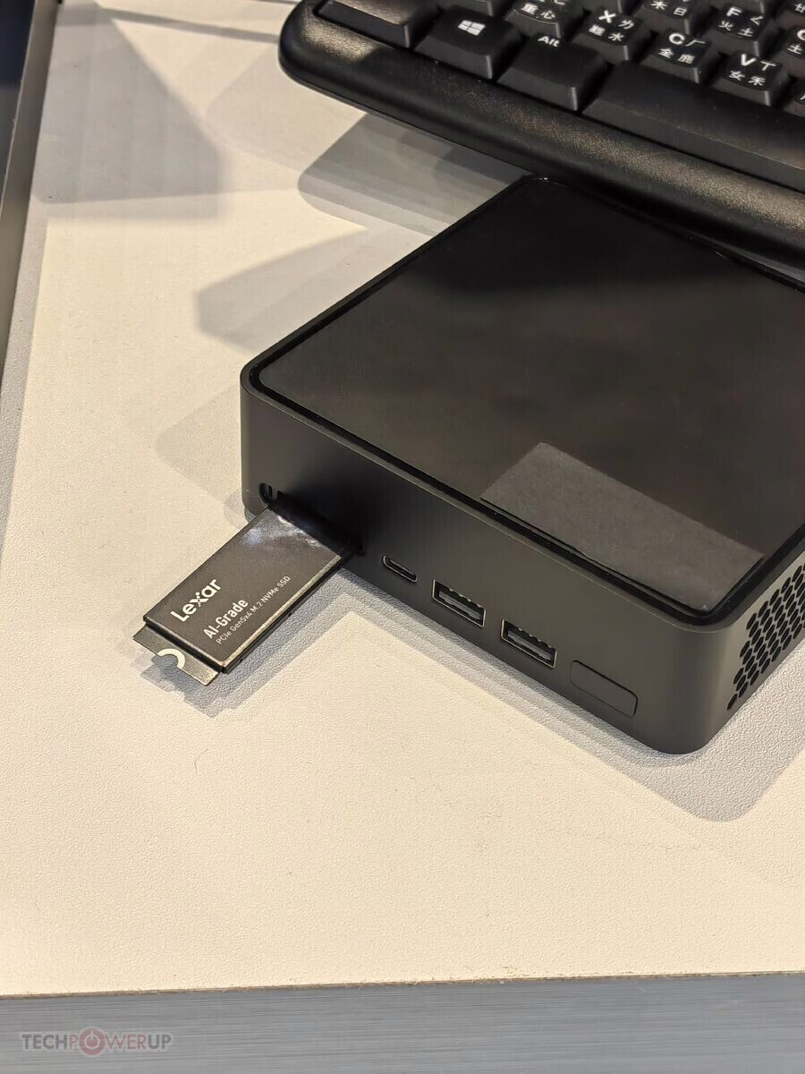 Lexar“AI存储条”概念亮相Computex:将M.2 NVMe SSD像游戏卡带一样直插迷你PC 1 Lexar AI Storage Stick概念展示图
