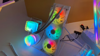 Hyte原型AIO散热器亮相Computex:透明风扇罩配旋转RGB灯效,定价百美元 25 Hyte's new prototype AIO cooler looks to pack funky RGB and transparent shrouds into an affordable p