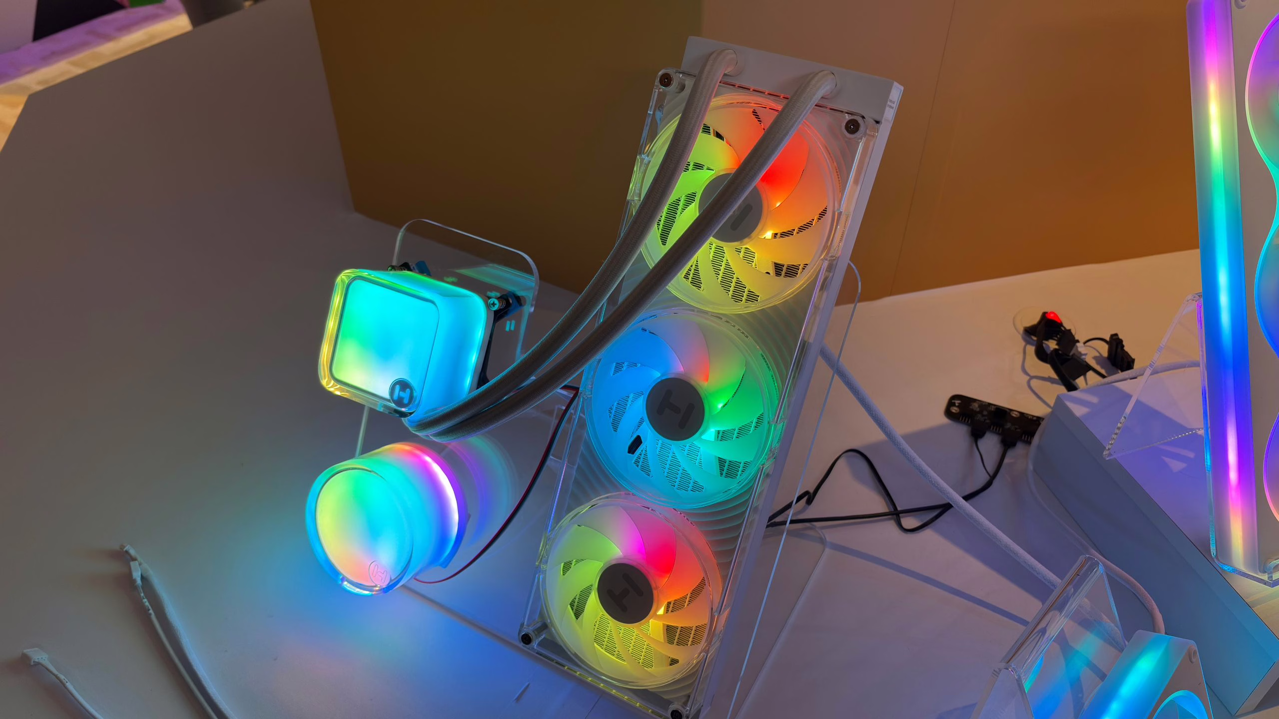 Hyte原型AIO散热器亮相Computex:透明风扇罩配旋转RGB灯效,定价百美元 1 Hyte原型AIO水冷散热器