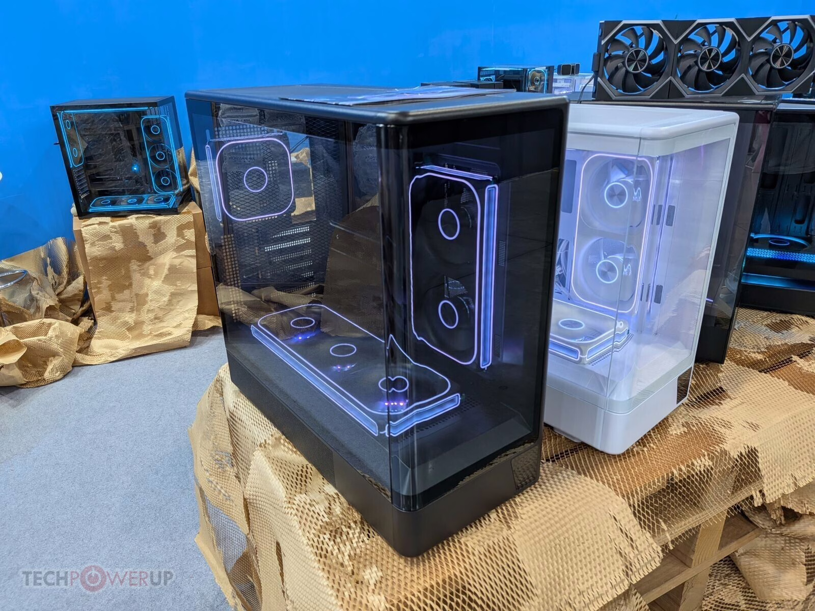 CASECOM C460A-01 机箱正面展示，采用浮空效果设计