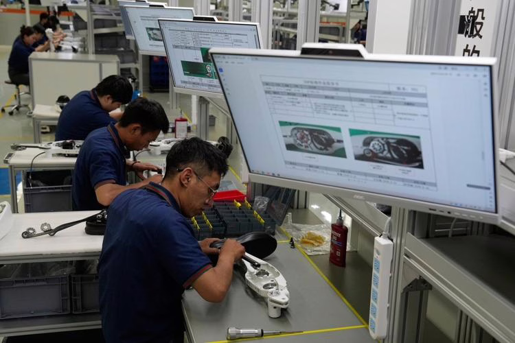 中国可大规模量产人形机器人,买家需求成最大挑战 1 中国展示的人形机器人在户外进行后空翻动作