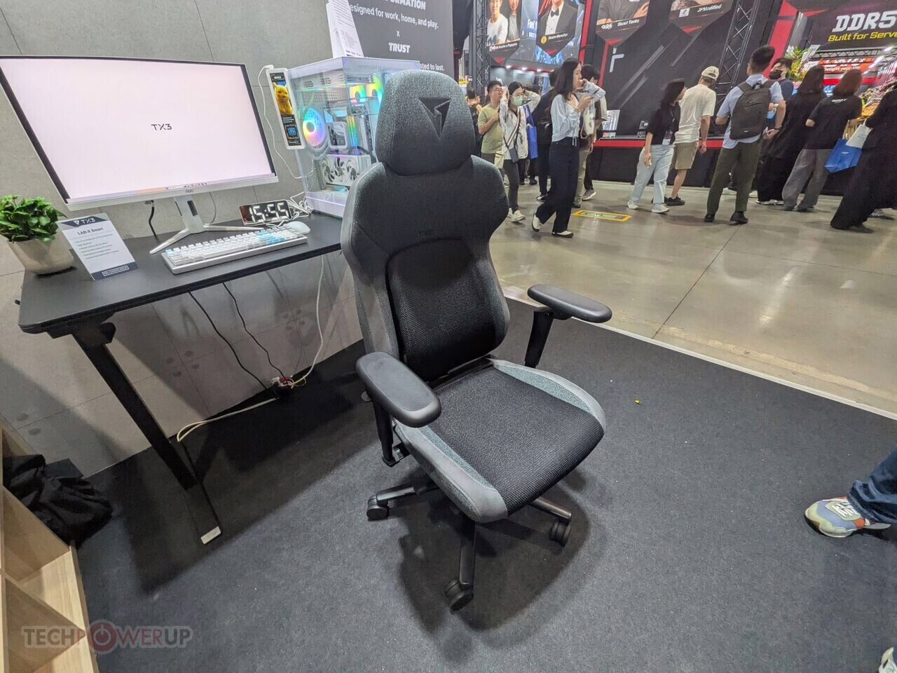 Computex 2026:TX3(ThunderX3)Core 360游戏椅与XTC系列办公椅亮相 1 TX3(ThunderX3)在Computex 2026展出的Core 360、XTC Lite与XTC Pro 360人体工学椅